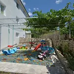 With A Parking Space Vinisce, Trogir - 14407 Apartman Vinisce