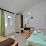Apartman With A Parking Space Vinisce, Trogir - 14407 Vinisce