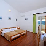 Apartman With A Parking Space Vinisce, Trogir - 14407 Vinisce
